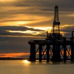Petróleo sube 2% tras tope de precios al crudo ruso y plan de la OPEP+ para mantener producción