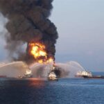Explotó una plataforma petrolera en el golfo de México y se desató un impresionante incendio: dos muertos